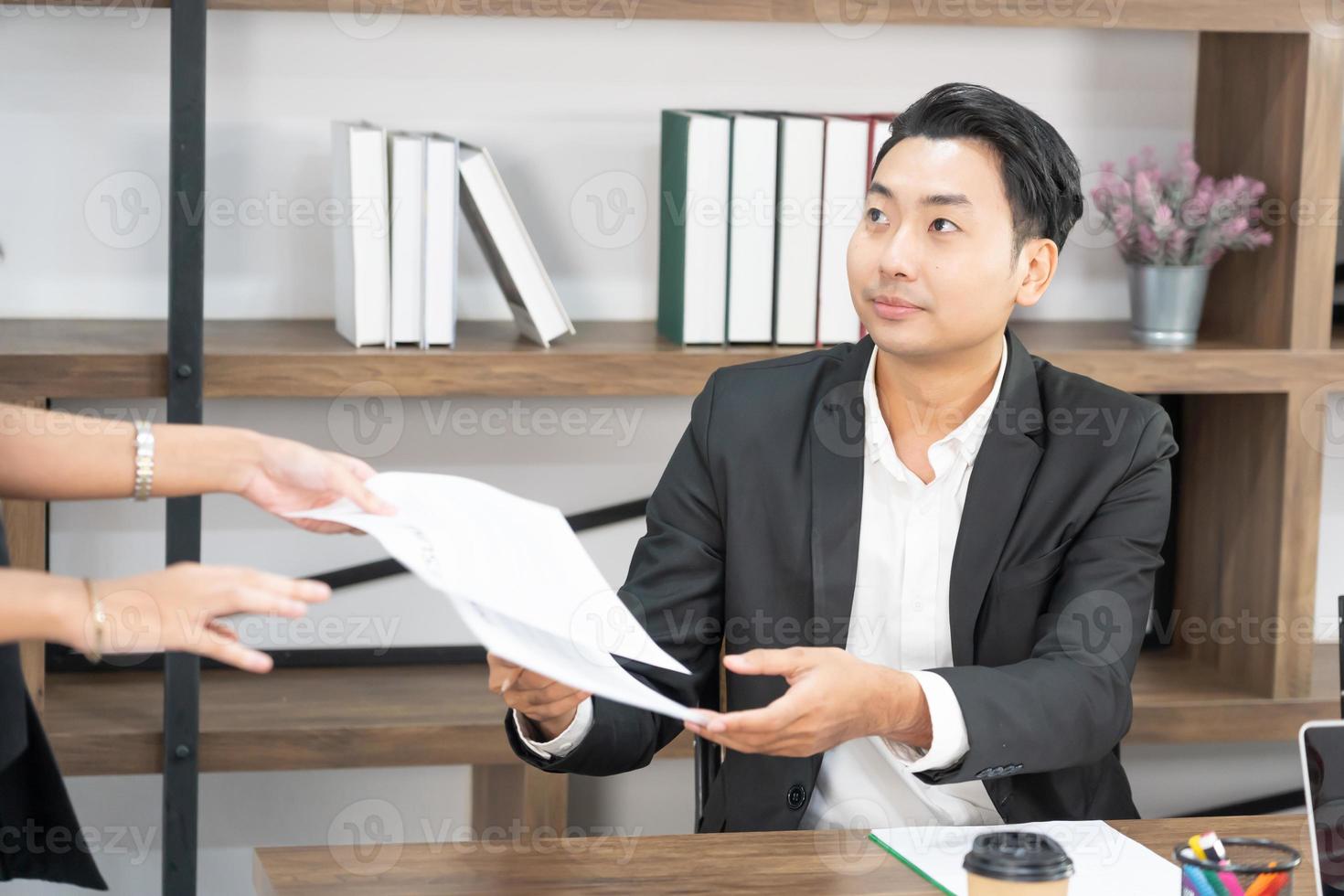 groep zakenmensen die samenwerken, brainstormen op kantoor. lachende diverse zakenmensen zitten aan een bureau praten lachen samen zakelijke ideeën bespreken, gelukkig foto