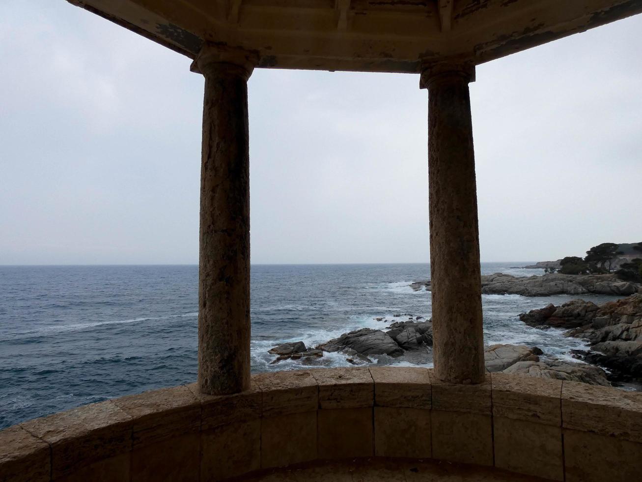 klassieke stenen rotonde met zee achtergrond gelegen aan de catalaanse costa brava, spanje. foto