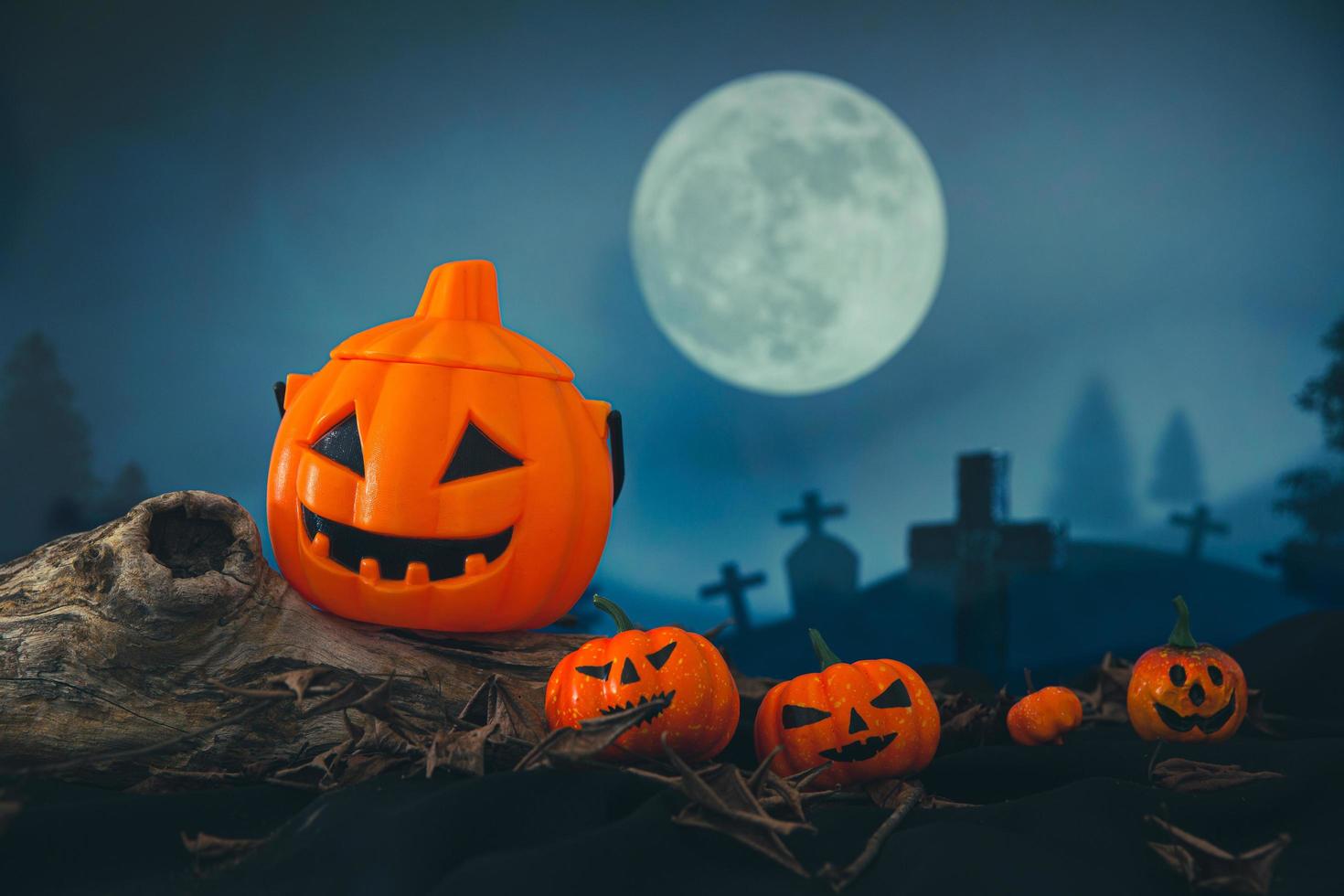 spookachtige begraafplaats met gloed halloween pompoen foto