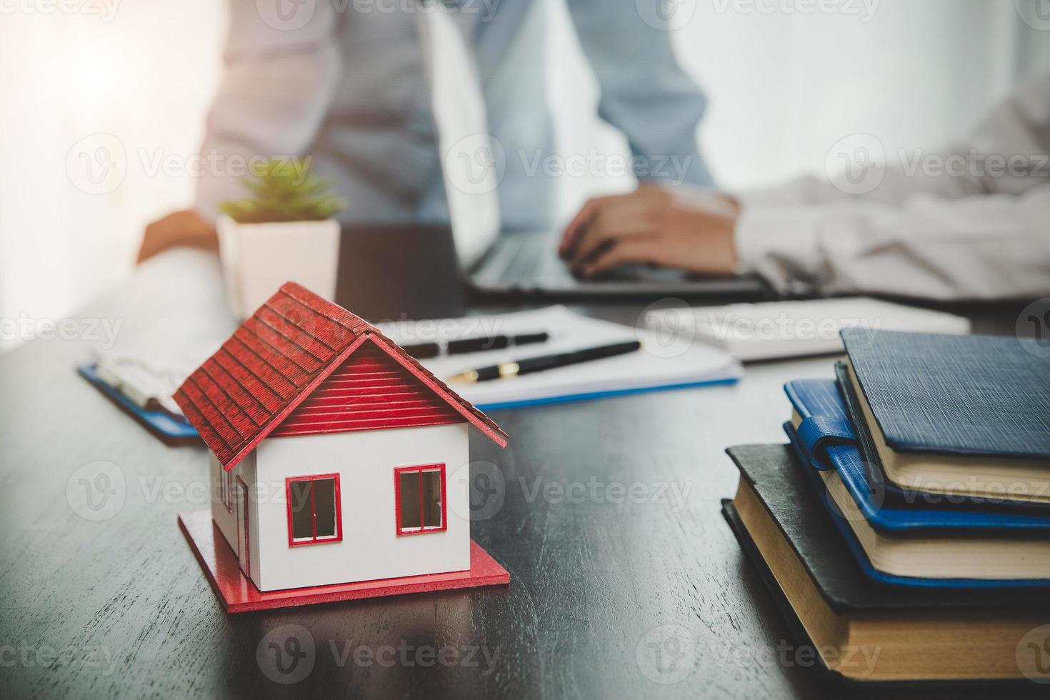 makelaar adviseur die een cliënt raadpleegt. makelaar biedt hand voor klant teken overeenkomst contract handtekening voor koop of verkoop huis. zakelijk hypotheekconcept en huisverzekering foto