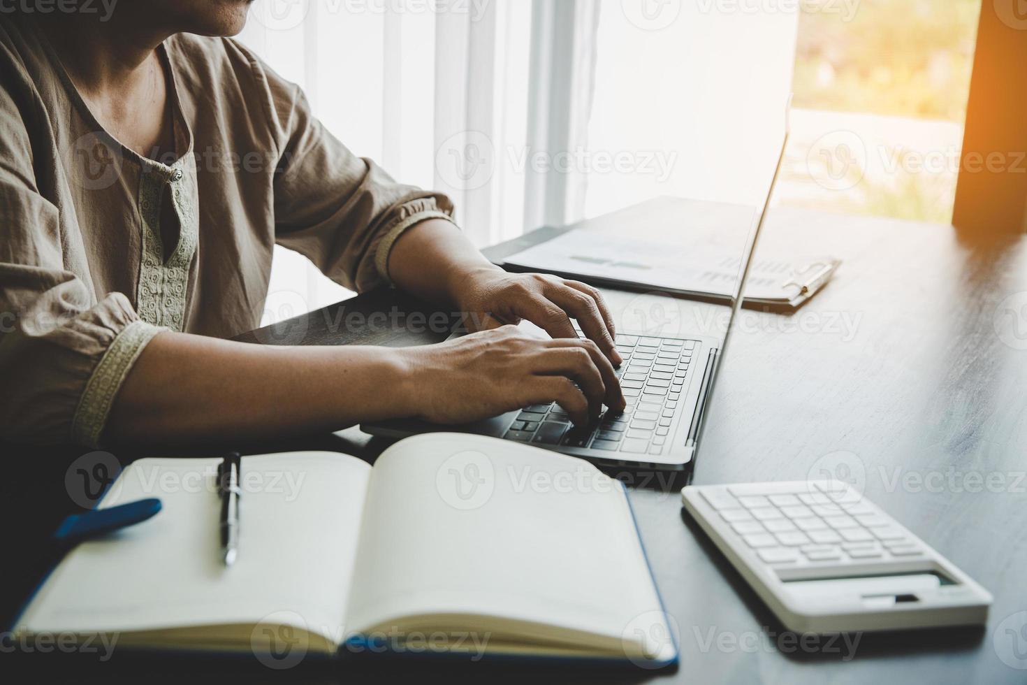 professionele zakenvrouw die aan het bureau in kantoor werkt. zakenvrouw hand analyse grafiek document financieel op papierwerk met grafiekgegevens en marketing groeirapport op tafel. foto