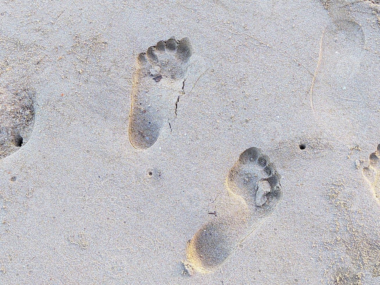 voetafdruk op het zandstrand foto