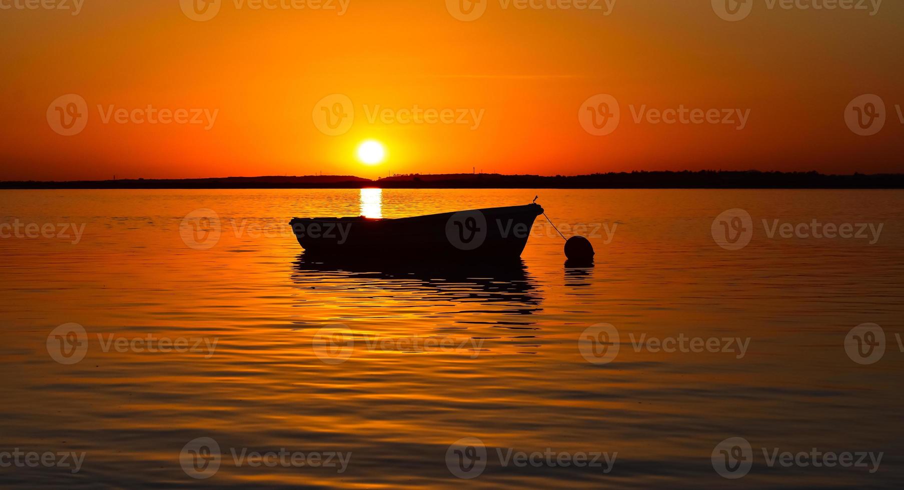 boot in de zee met prachtige zonsondergang foto
