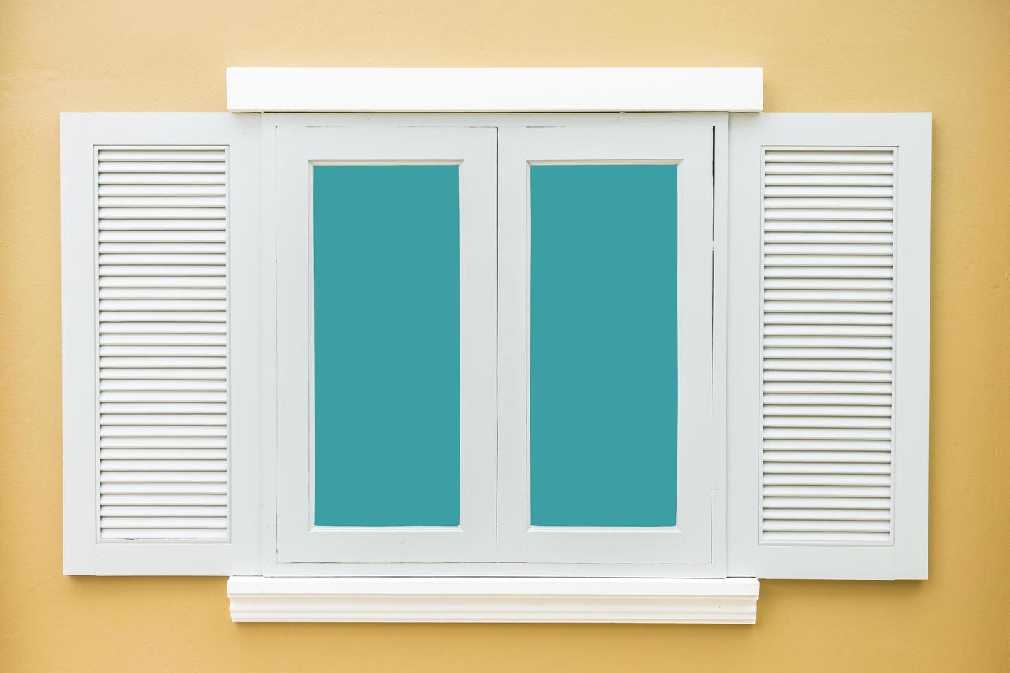 wit raam klassiek vintage op de kleur lichtoranje muur achtergrond foto