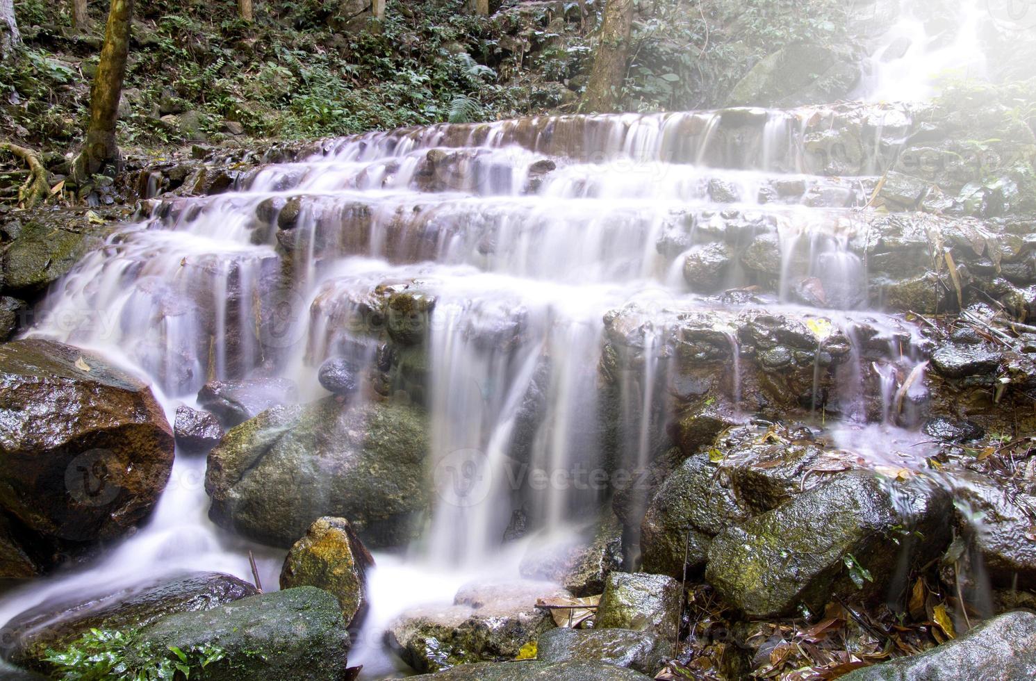 waterval in diep regenwoud, mae kampong waterval in de provincie chiang mai, thailand foto