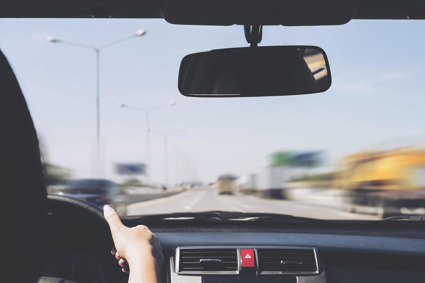 vrouw rijdende auto met twee handen foto