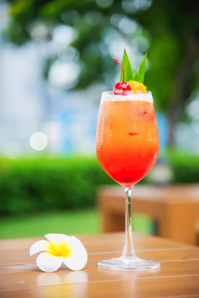 cocktailrecept naam mai tai of mai thai wereldwijde gunstcocktail inclusief rum limoensap orgeatsiroop en sinaasappellikeur - zoete alcoholische drank met bloem in de tuin ontspannen vakantieconcept foto