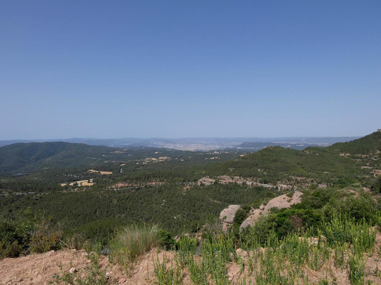 panoramisch uitzicht over de vallei van montserrat tot het noorden van de stad barcelona. foto