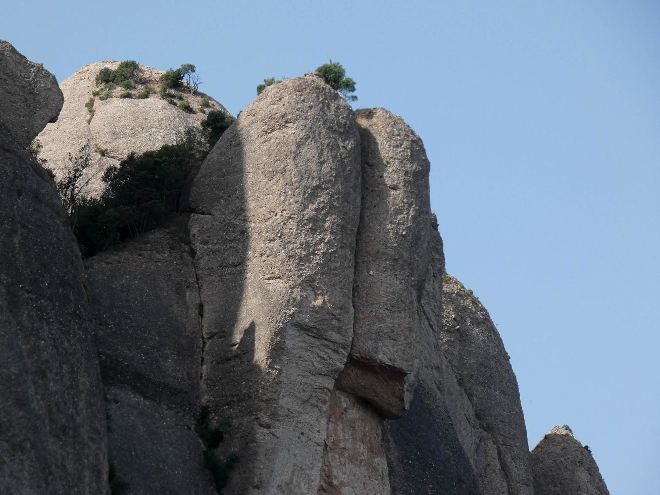 rotsen van de berg montserrat ten noorden van de stad barcelona foto