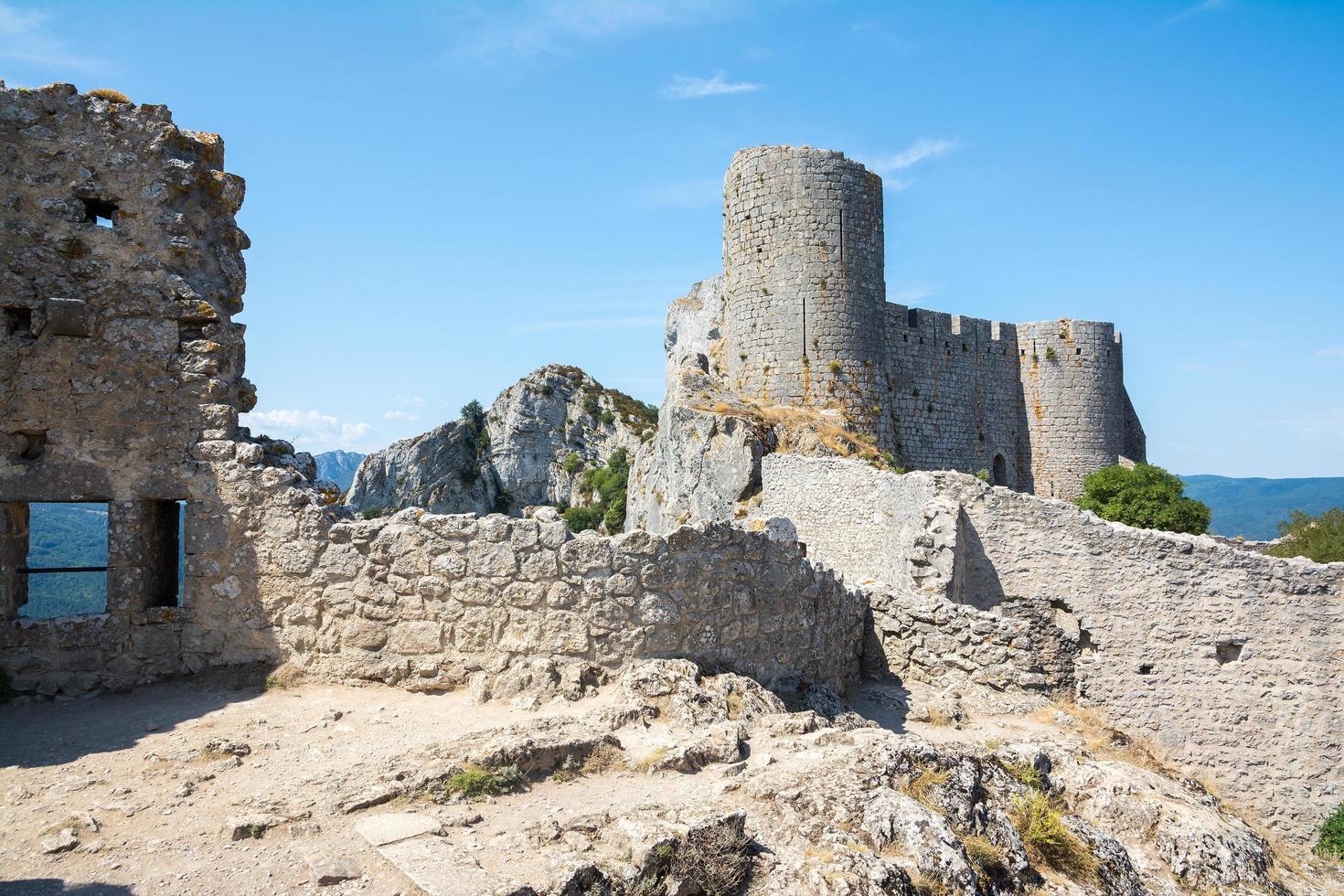 Peyrepertuse, Frankrijk-augustus 16,2016-mening van het kathaarse kasteel van pyrepertuse tijdens een zonnige dag foto