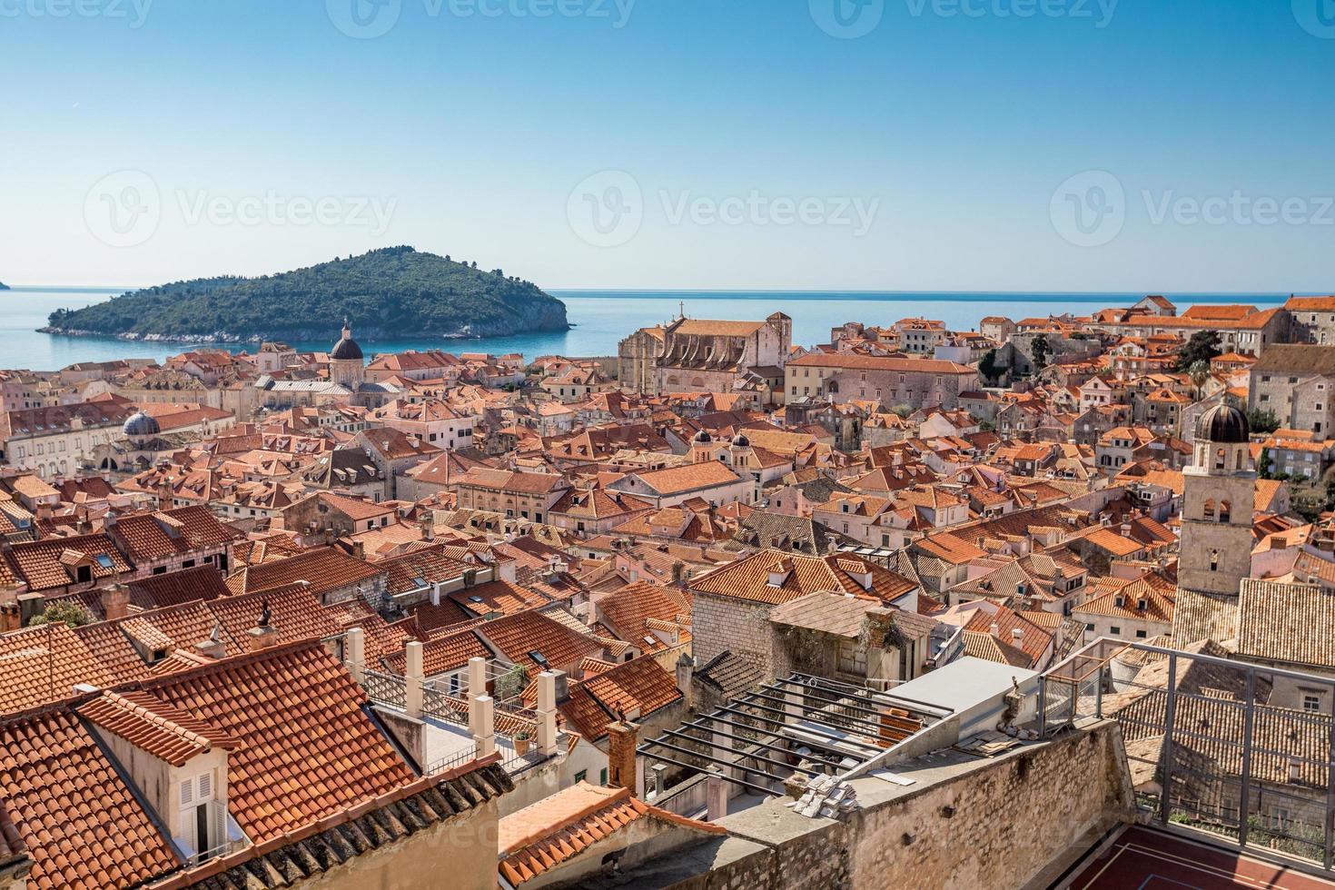 oude stad dubrovnik stadsmuren uitzicht lokrum eiland foto