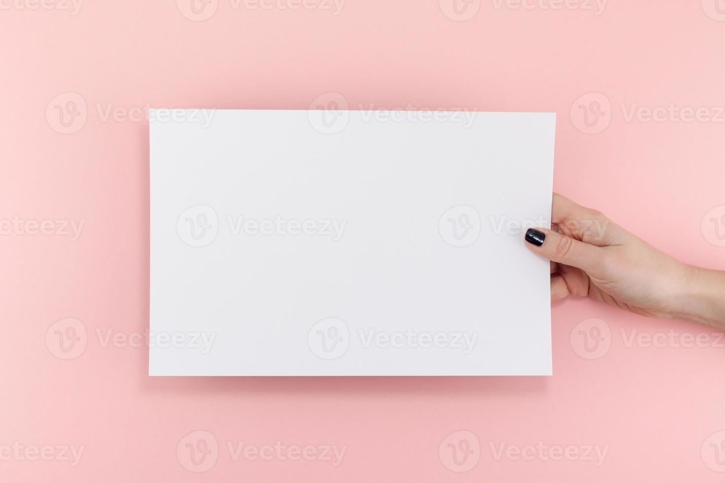 vrouw handen met blanco a4-papier vel mockup foto