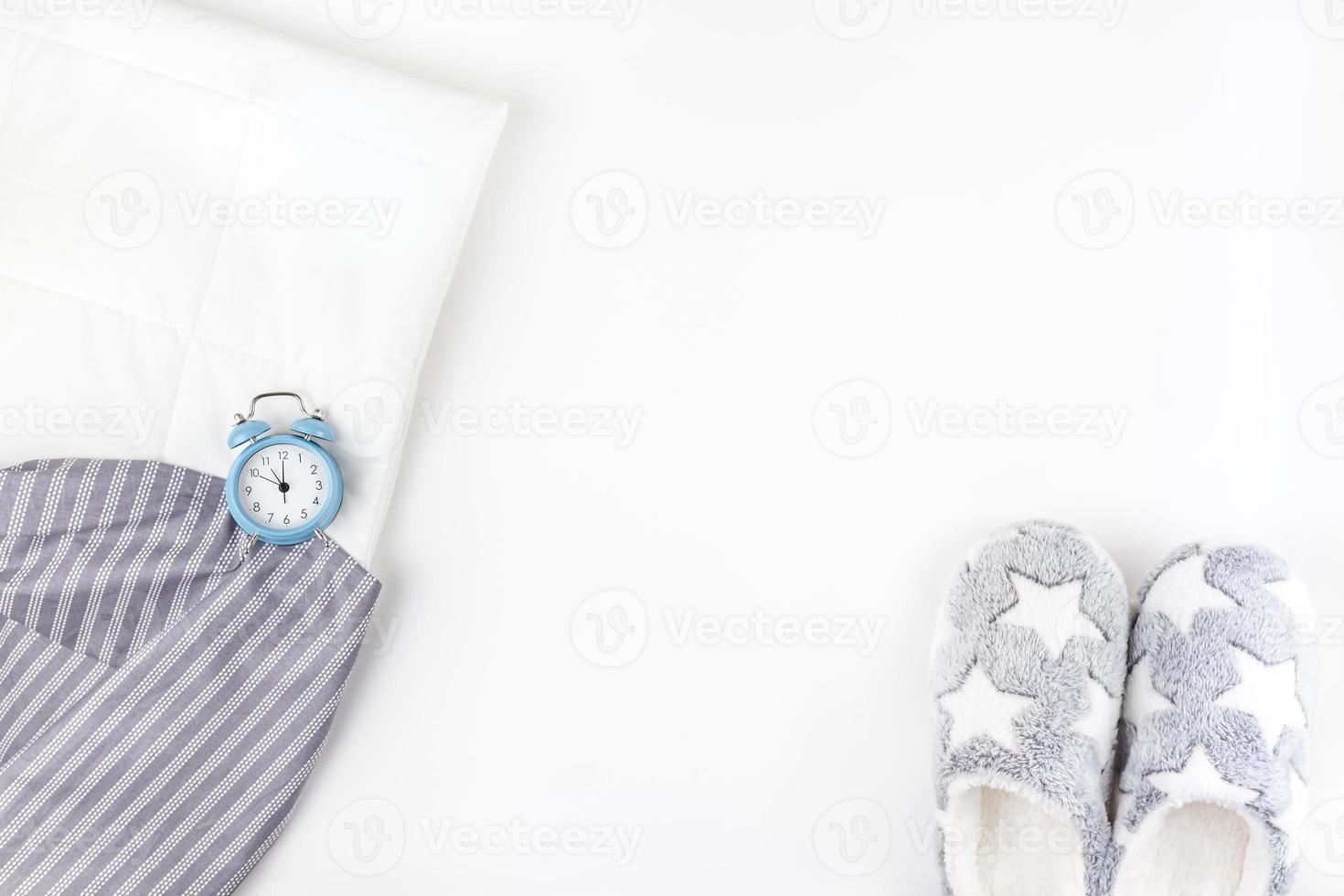 zachte pluizige pantoffels en blauwe wekker foto