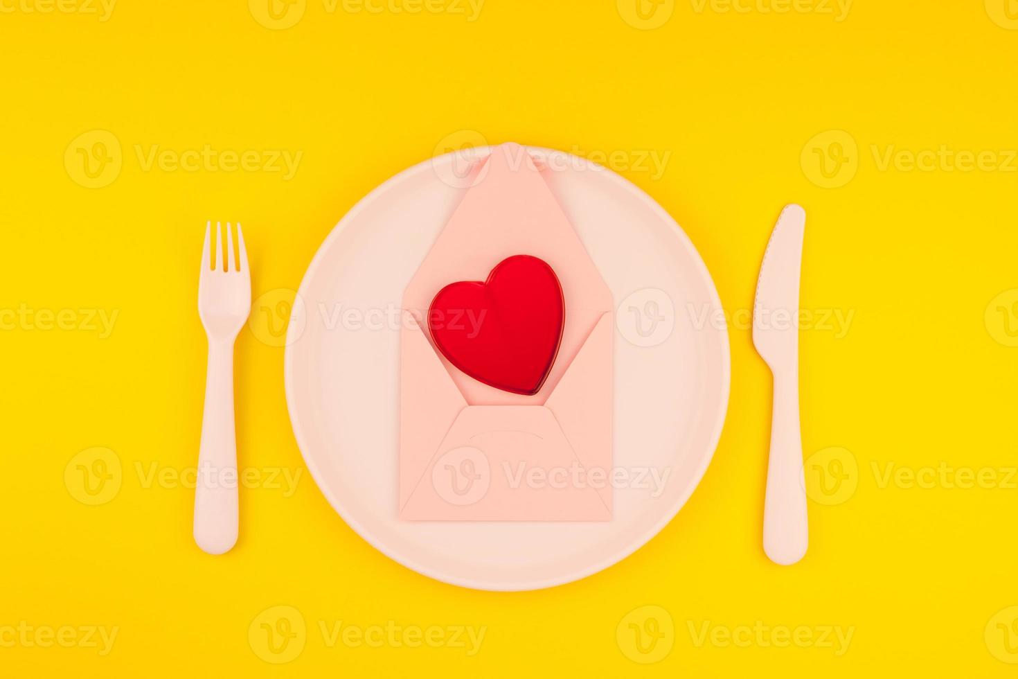 roze letter op serveertafel. romantisch concept foto