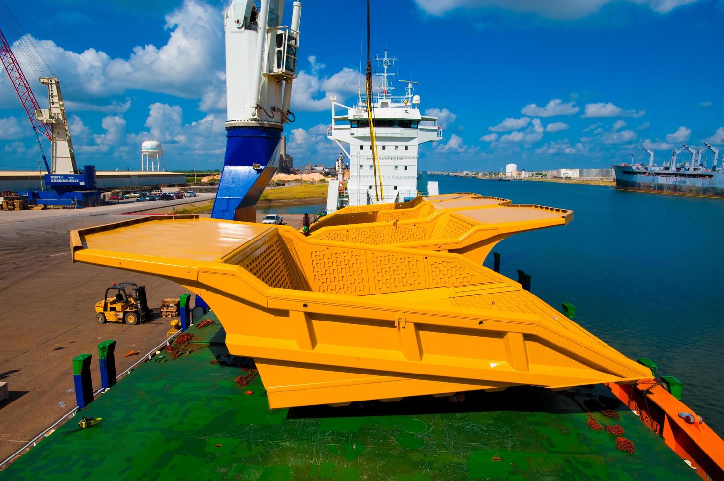 vrachtwagens op vrachtschip voor transport foto