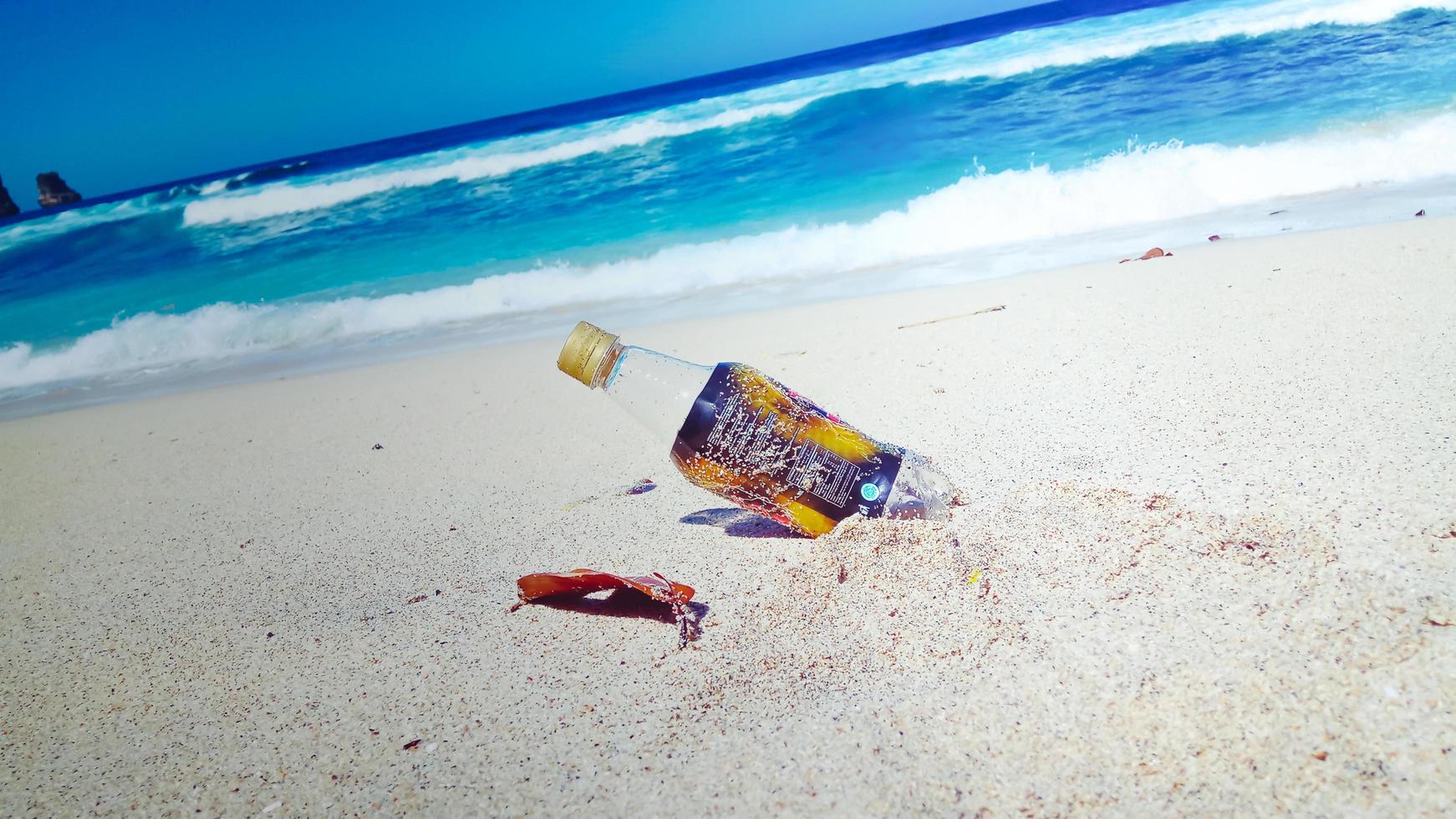 drinkfles afval op het strand foto