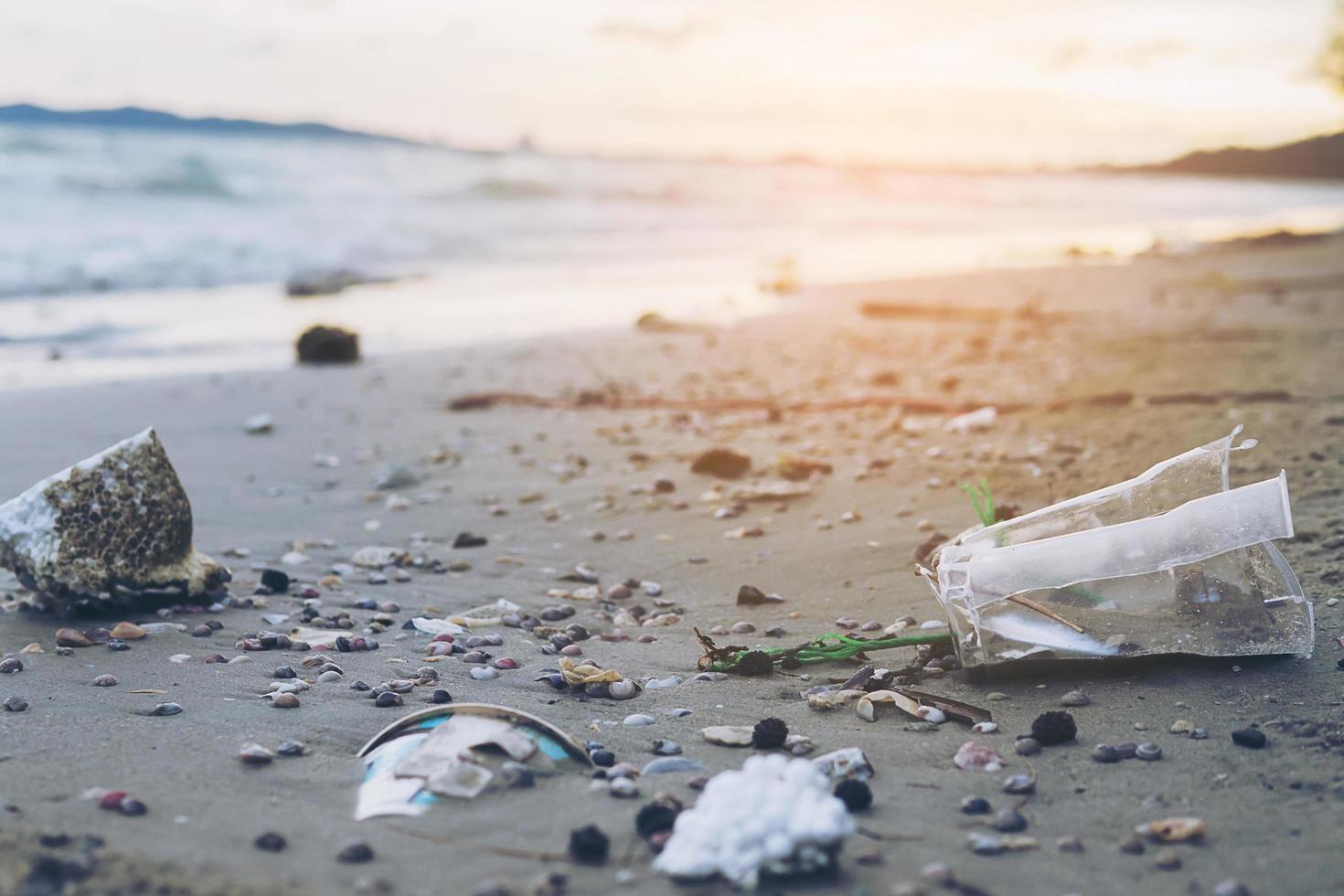 afval op zandstrand met milieuvervuilingsprobleem foto