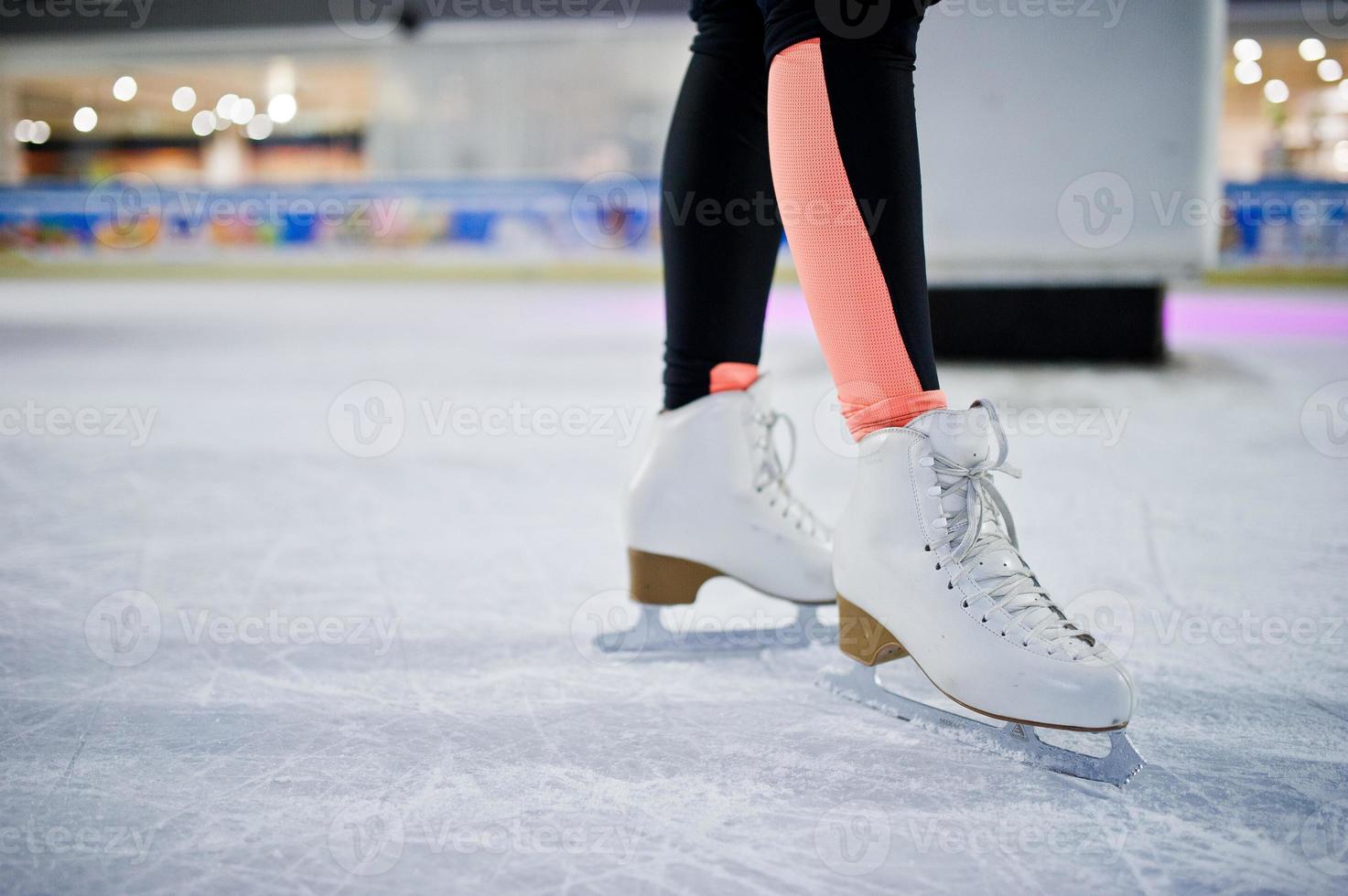benen van schaatser op de ijsbaan. foto