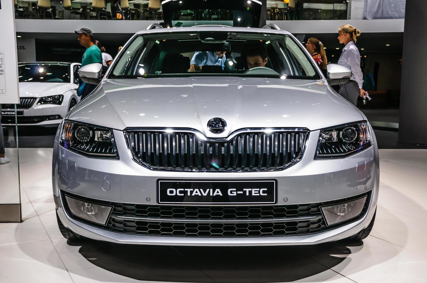 frankfurt - sept 2015 skoda octavia g-tec gepresenteerd op iaa inte foto