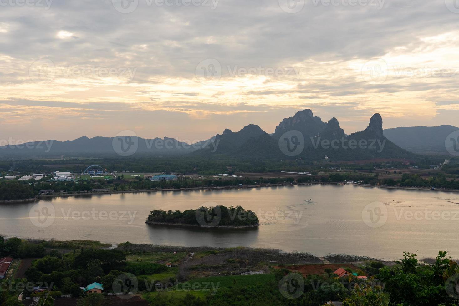 landschap van meer en bergen vanaf het uitkijkpunt phu sublek bij zonsondergang foto