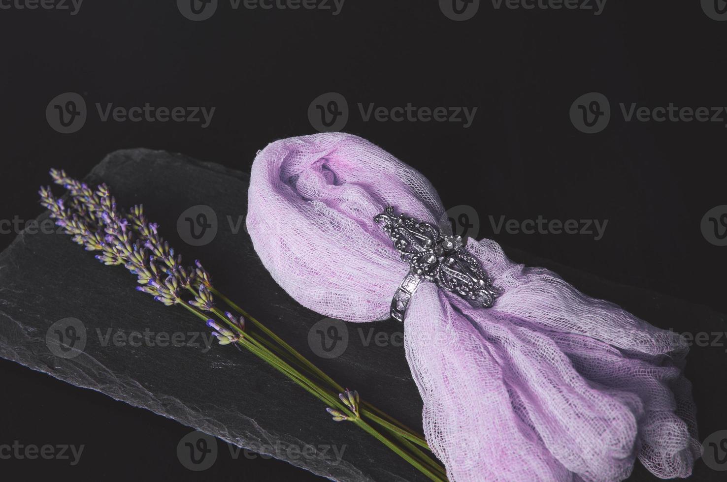 boeket lavendel op een zwart bord van ruwe steen met een servet foto