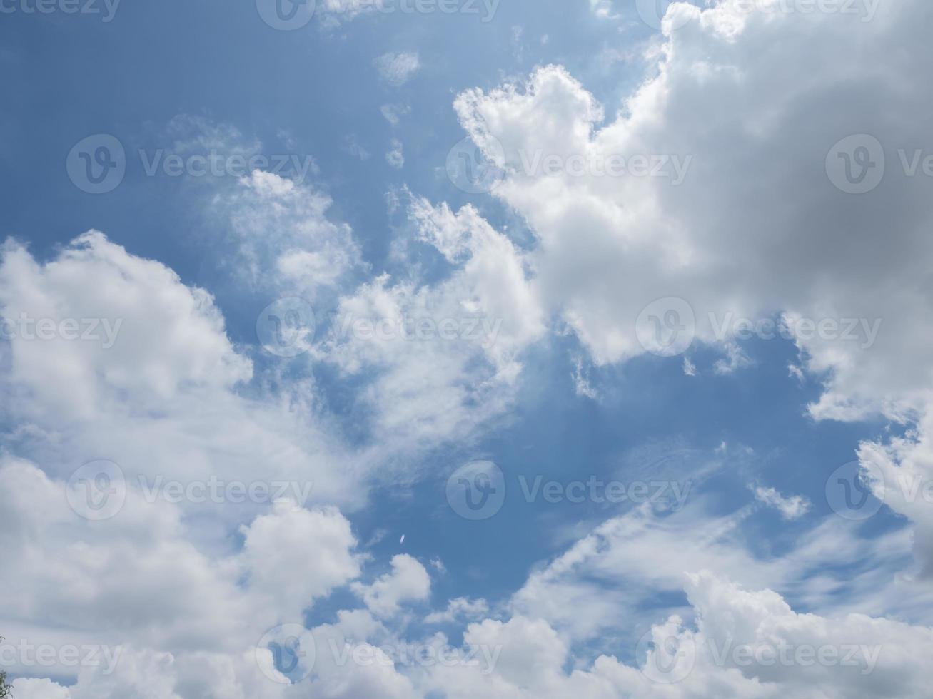 blauwe lucht witte wolk. buiten cloudscape mooie luchtfoto heldere ruimte dag natuur schilderachtige achtergrond. heldere skyline hoge lucht pluizige omgeving. horizontale zonlicht landschap wallpaper achtergrond. foto