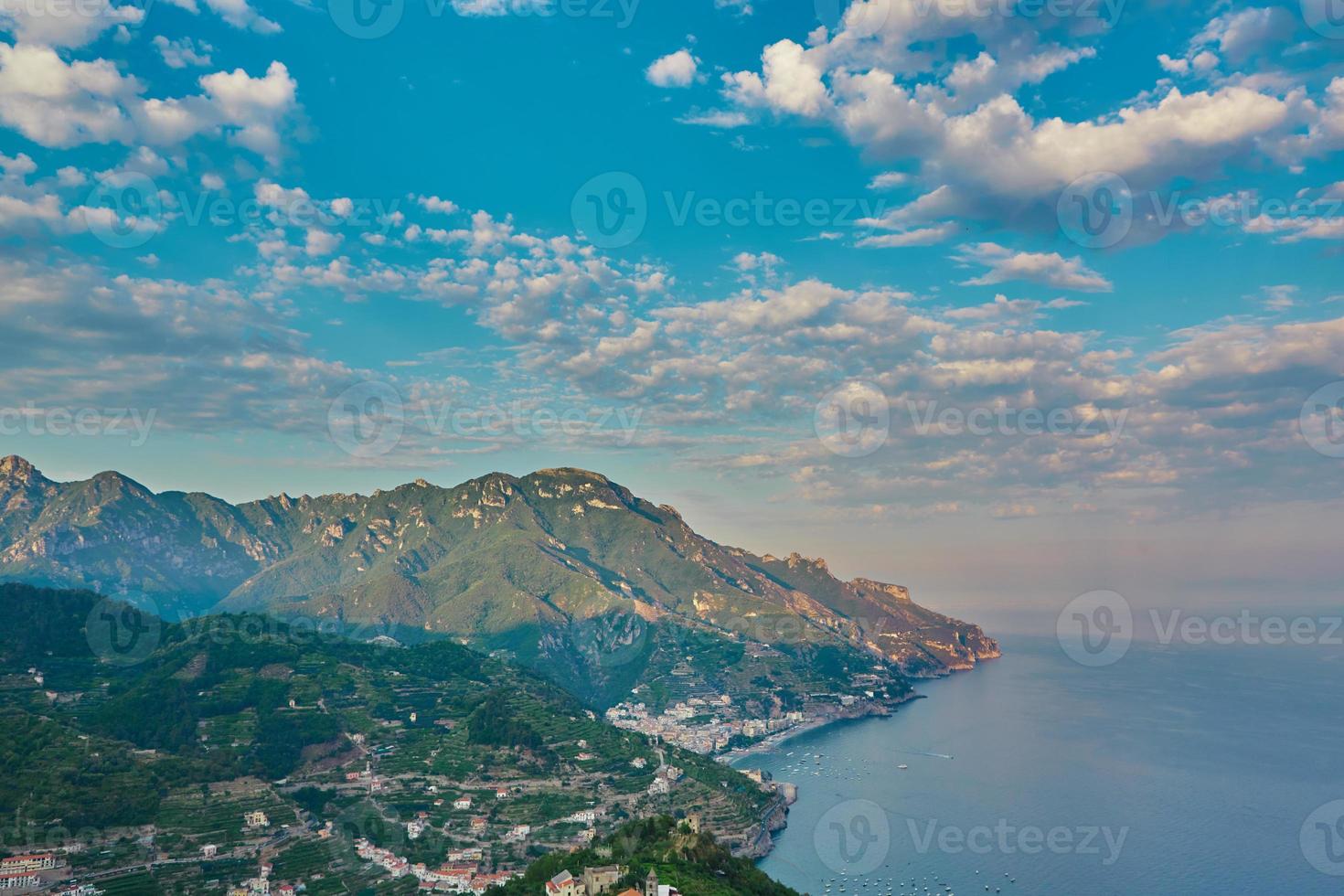 hoge hoekmening van minori en maiori, amalfikust, italië foto