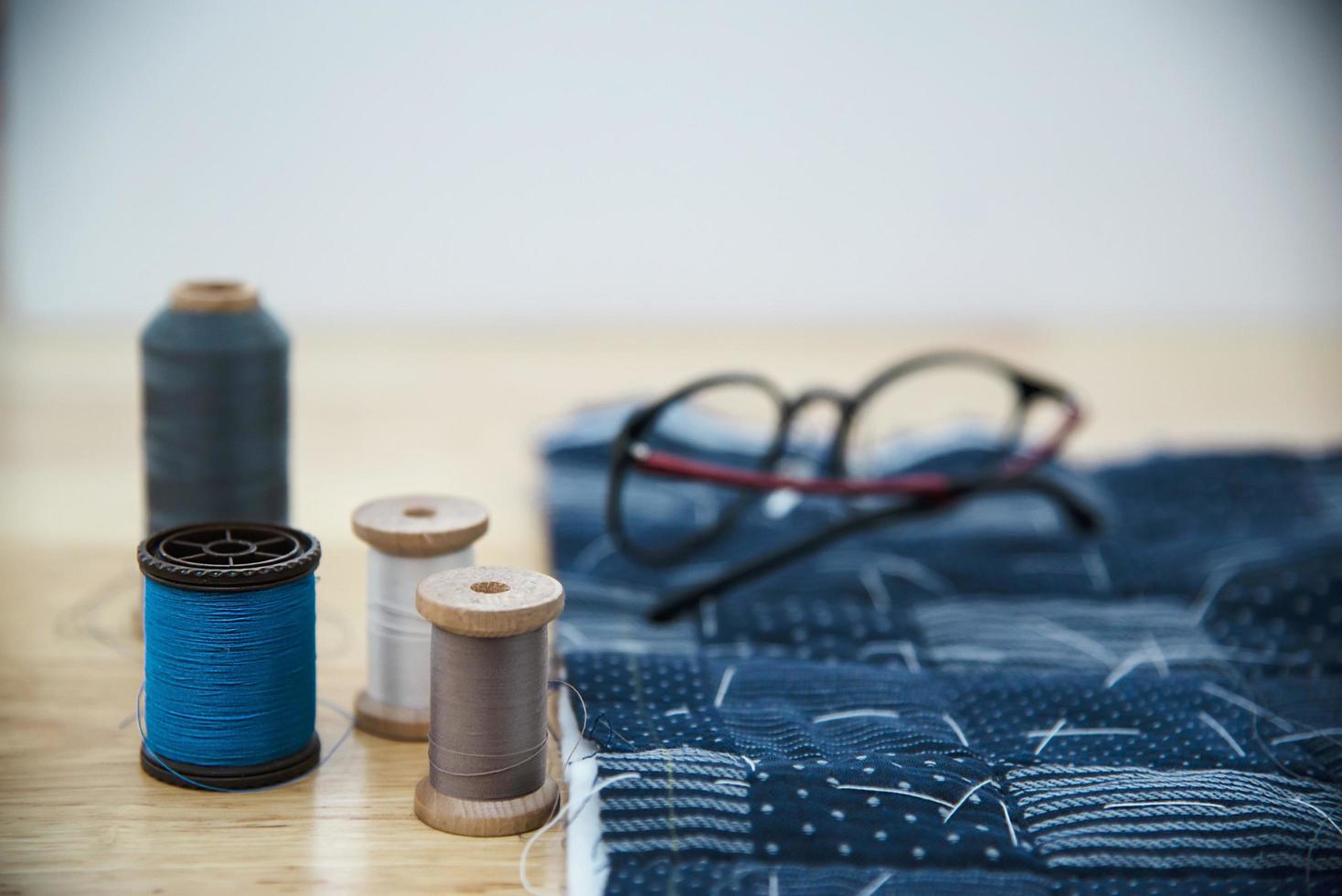 vintage borduurwerk ingesteld op houten tafel achtergrond - handgemaakte diy achtergrond concept foto