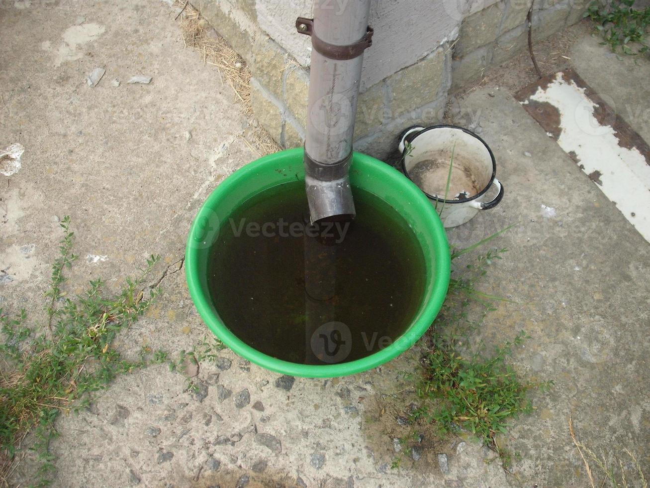 drinkbak voor dieren uit regenwater opgevangen van het dak foto