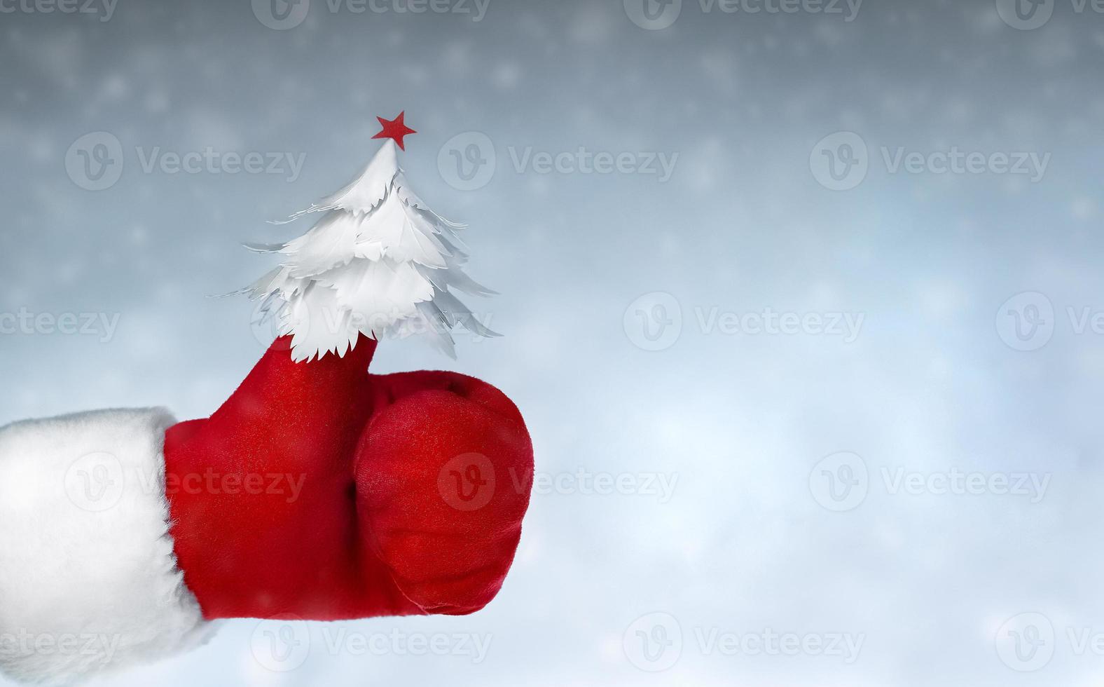 als hand met witte kerstboom foto