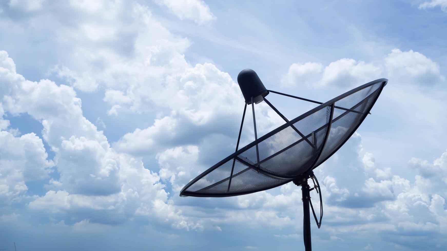 satelliet op een hoog gebouw, er is een prachtige lucht en wolken. foto