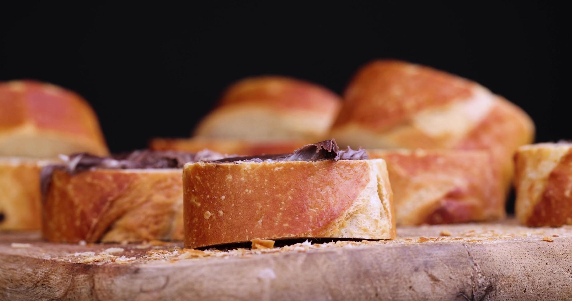 leg een broodje stokbrood met chocoladeboter foto