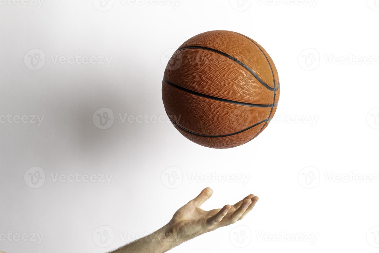 een basketbal gooien foto