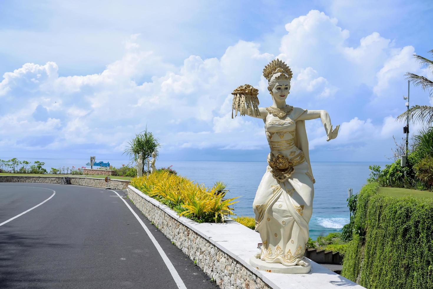 bali, indonesië februari 2022 sculptuur van balinese danseres bij de ingang van pantai melasti foto