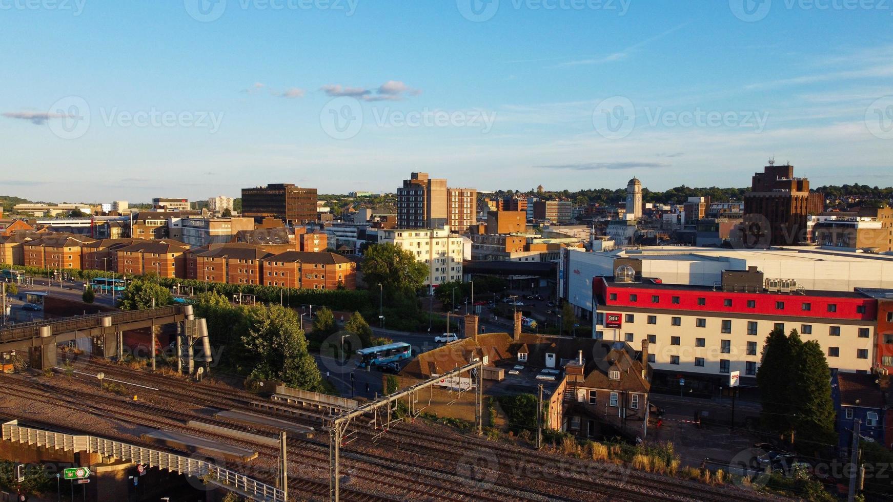 hoge hoek drone's beelden van centraal station van Luton en luchtfoto van het centrum van Engeland, VK foto