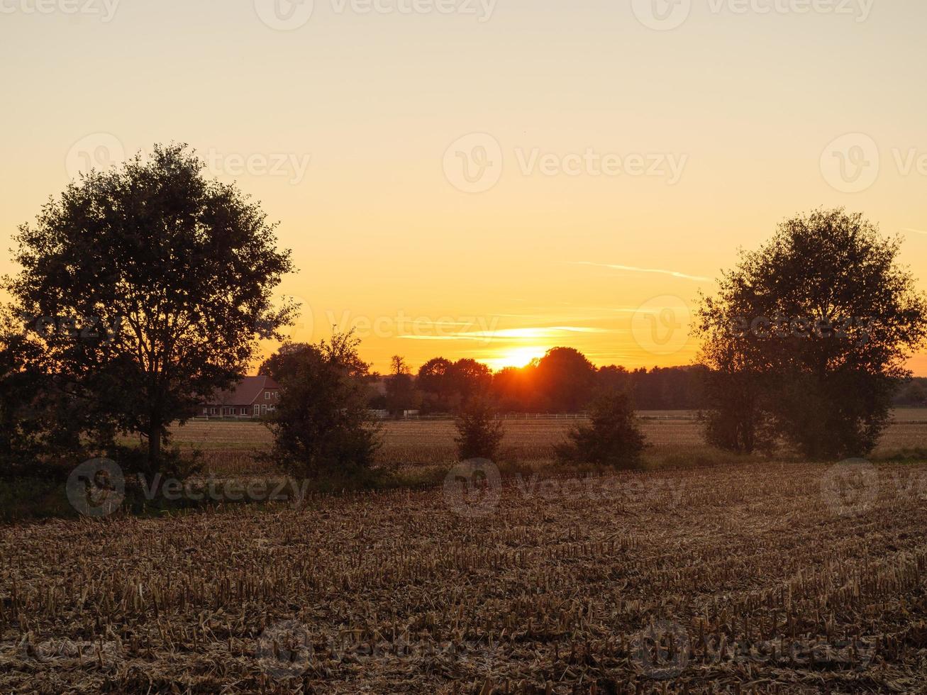 zonsondergang in het duitse münsterland foto