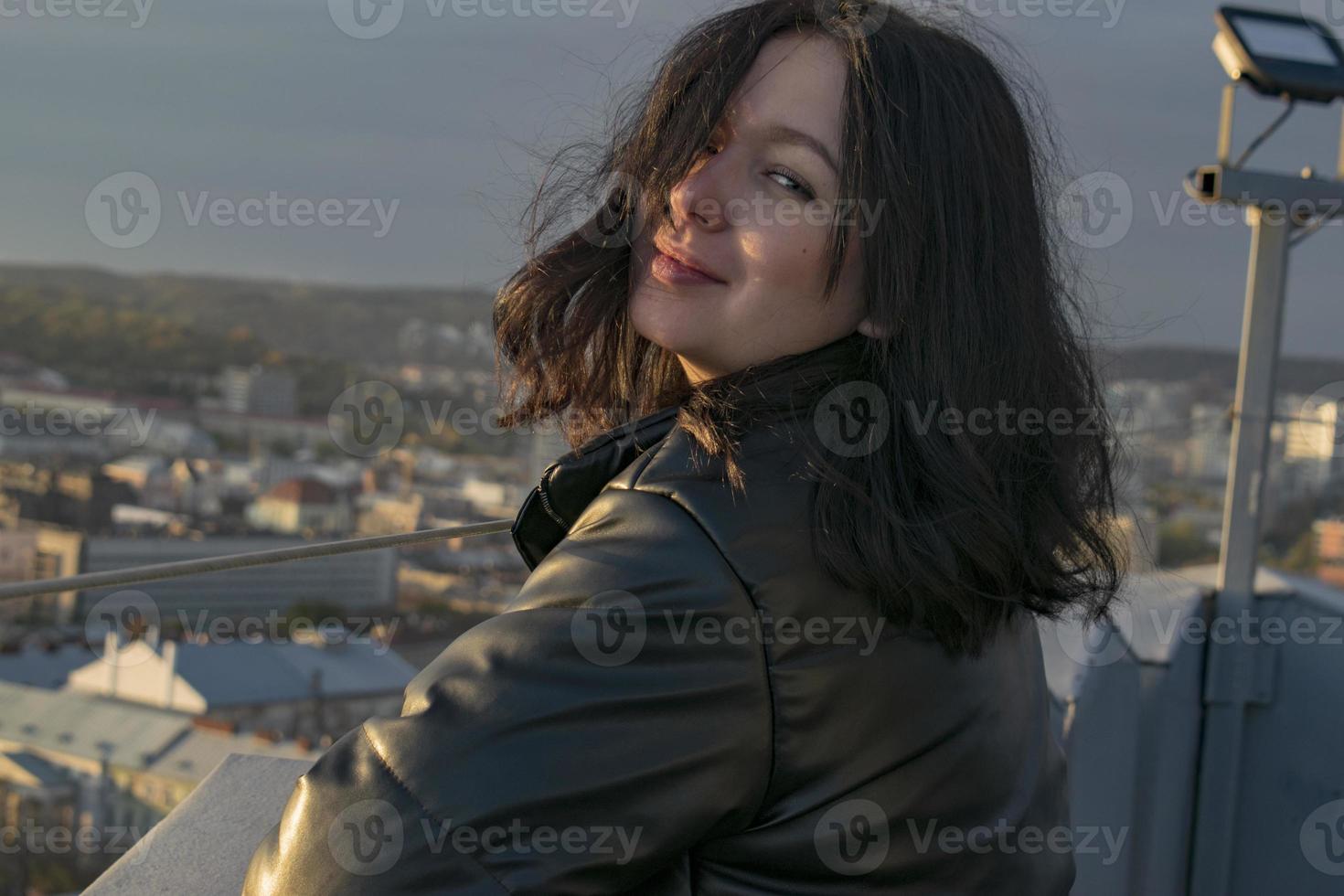 portret van gelukkig vrolijke mooie jonge vrouw, buitenshuis. foto