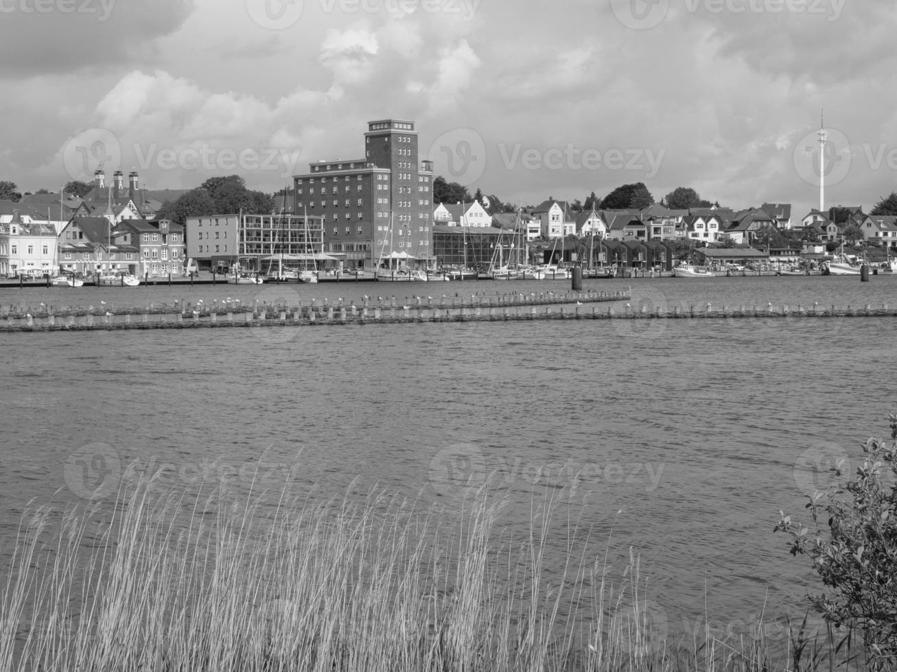 de kleine stad arnis aan de rivier de schlei foto