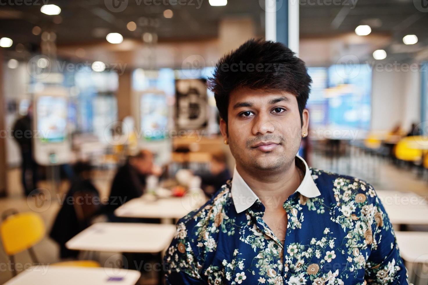 close-up portret van jonge mannelijke Indiase freelancer in fastfoodcafé, knap hoofd van aziatische man in shirt bij comfortabele coffeeshop. foto