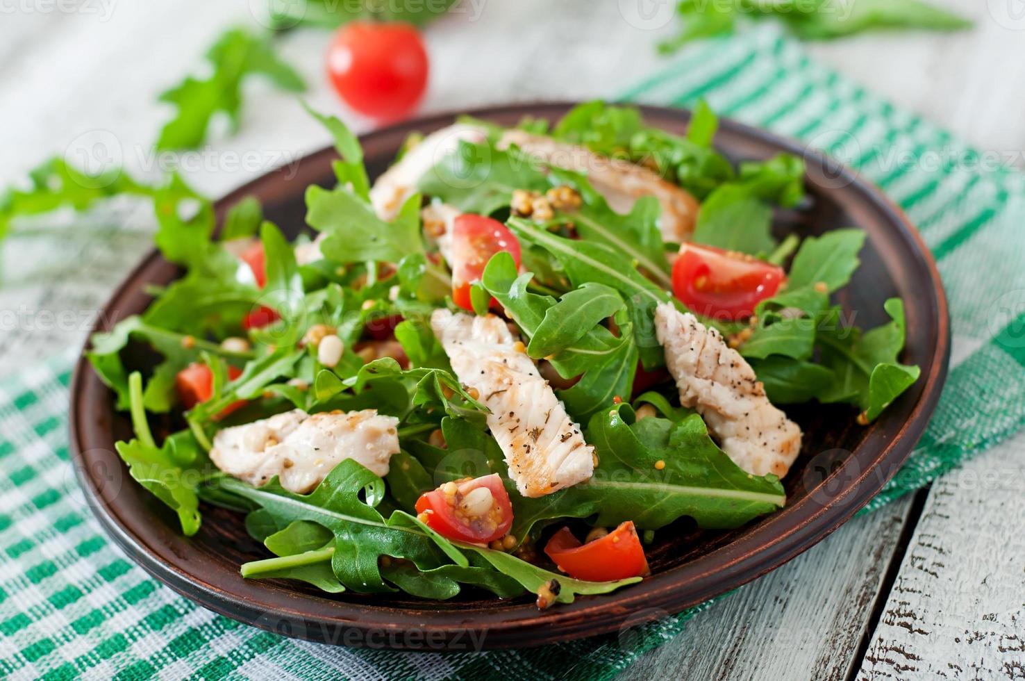 frisse salade met kipfilet, rucola en tomaat foto