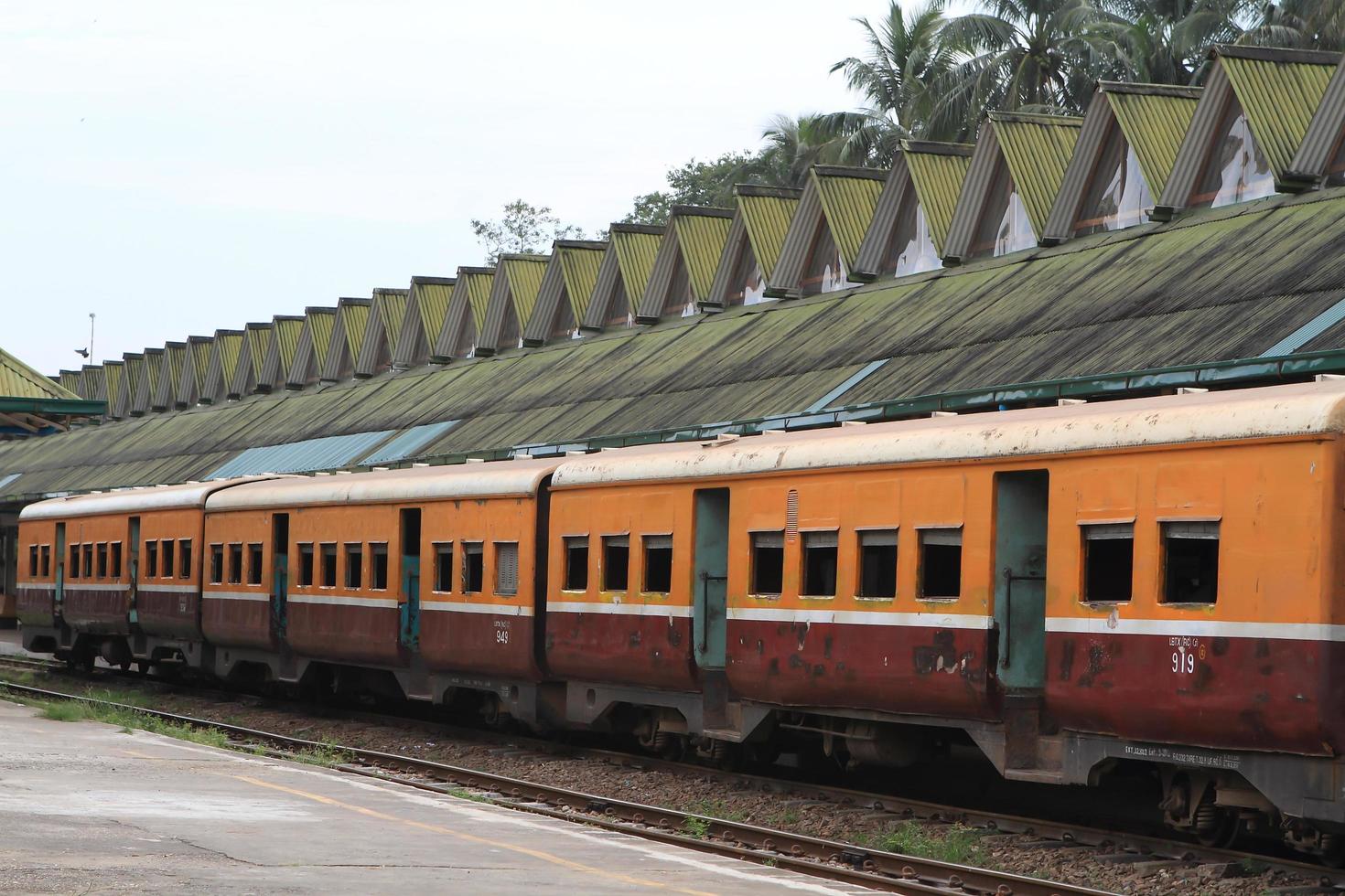 trein in yangon, birma - myanma foto