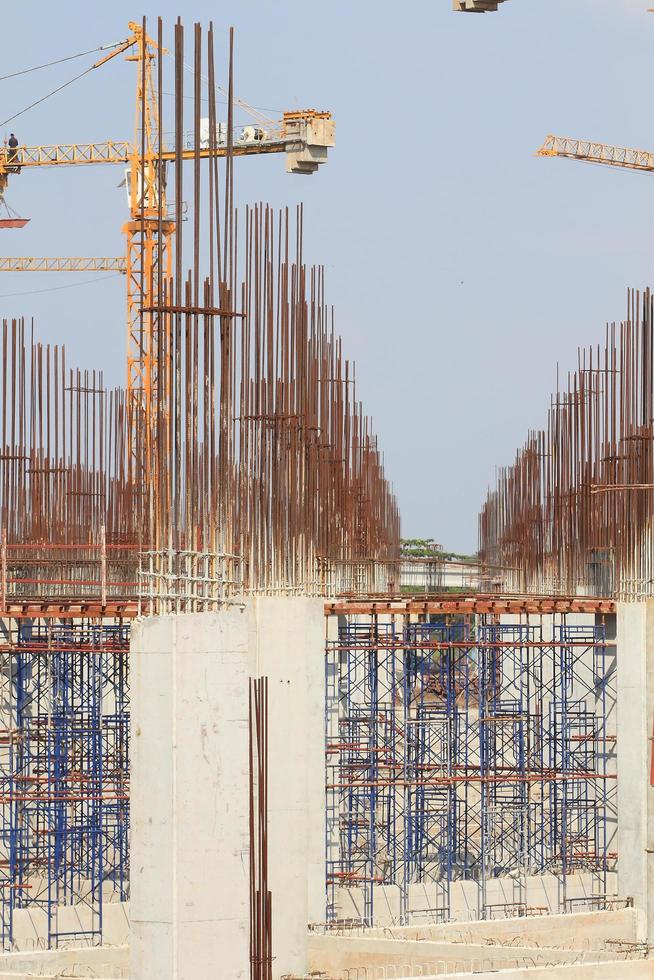 bouwplaats met versterkte betonnen stalen frames die omhoog komen foto