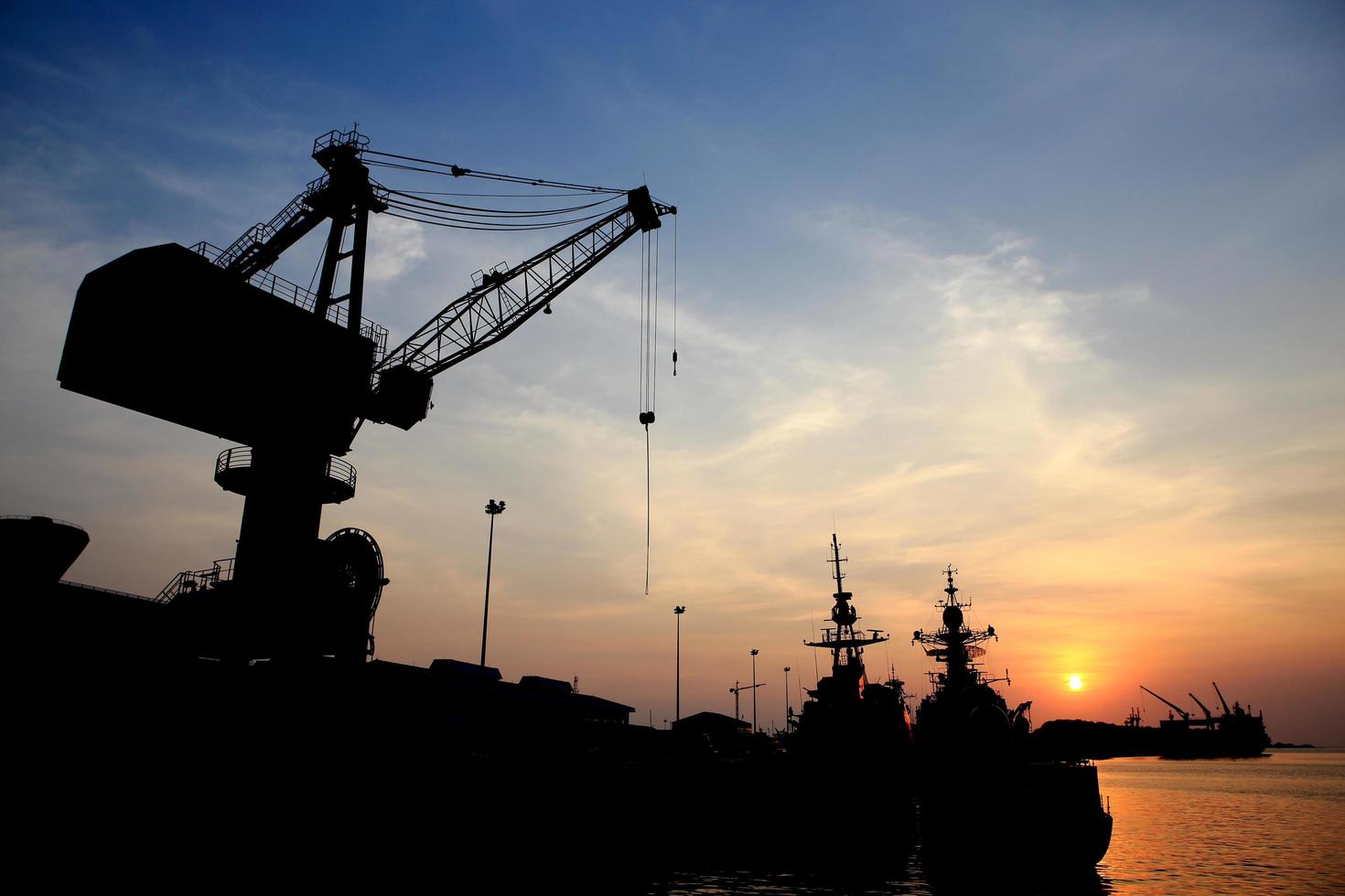 kranen in de haven bij zonsondergang foto