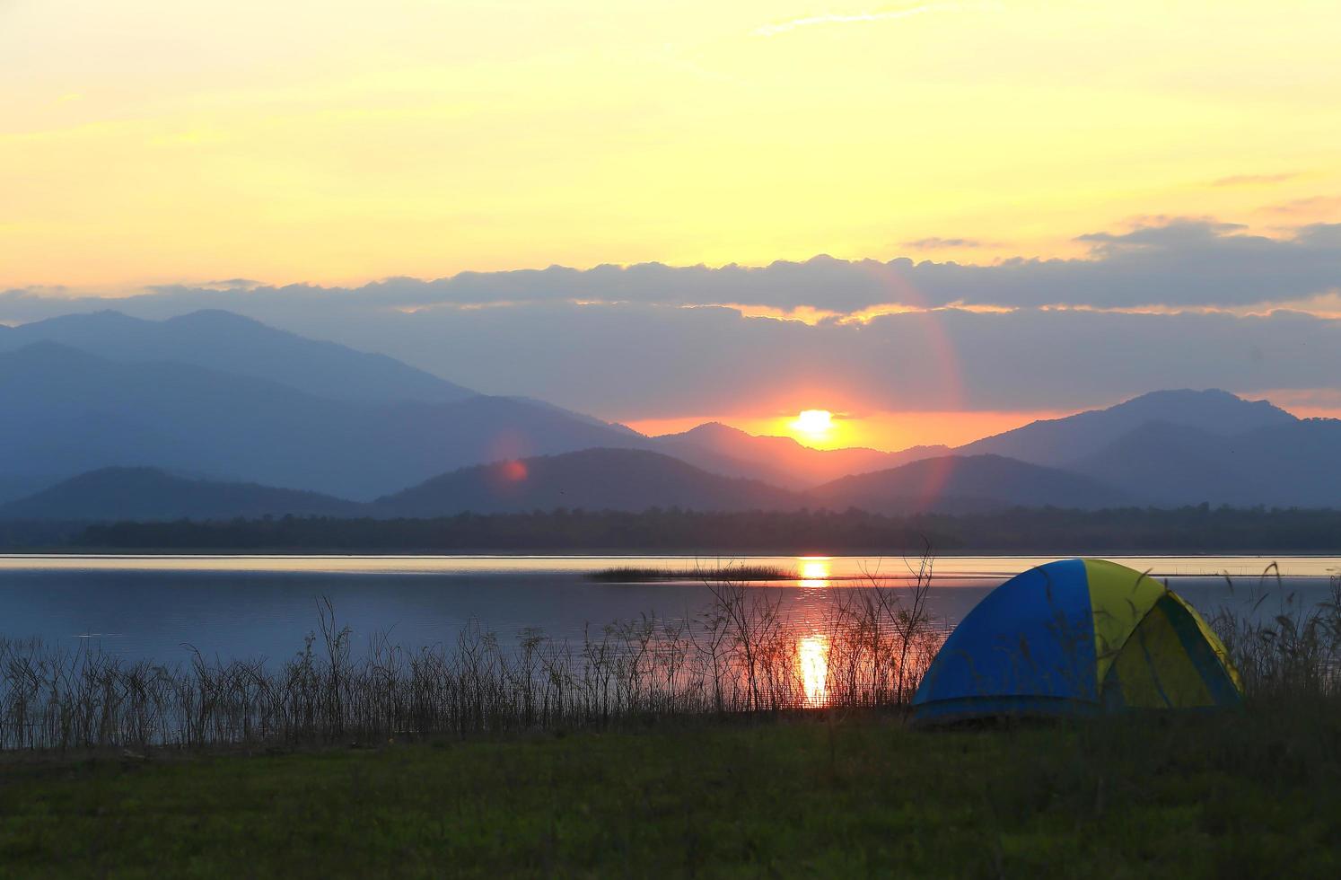 camping naast het meer, nationaal park, thailand foto