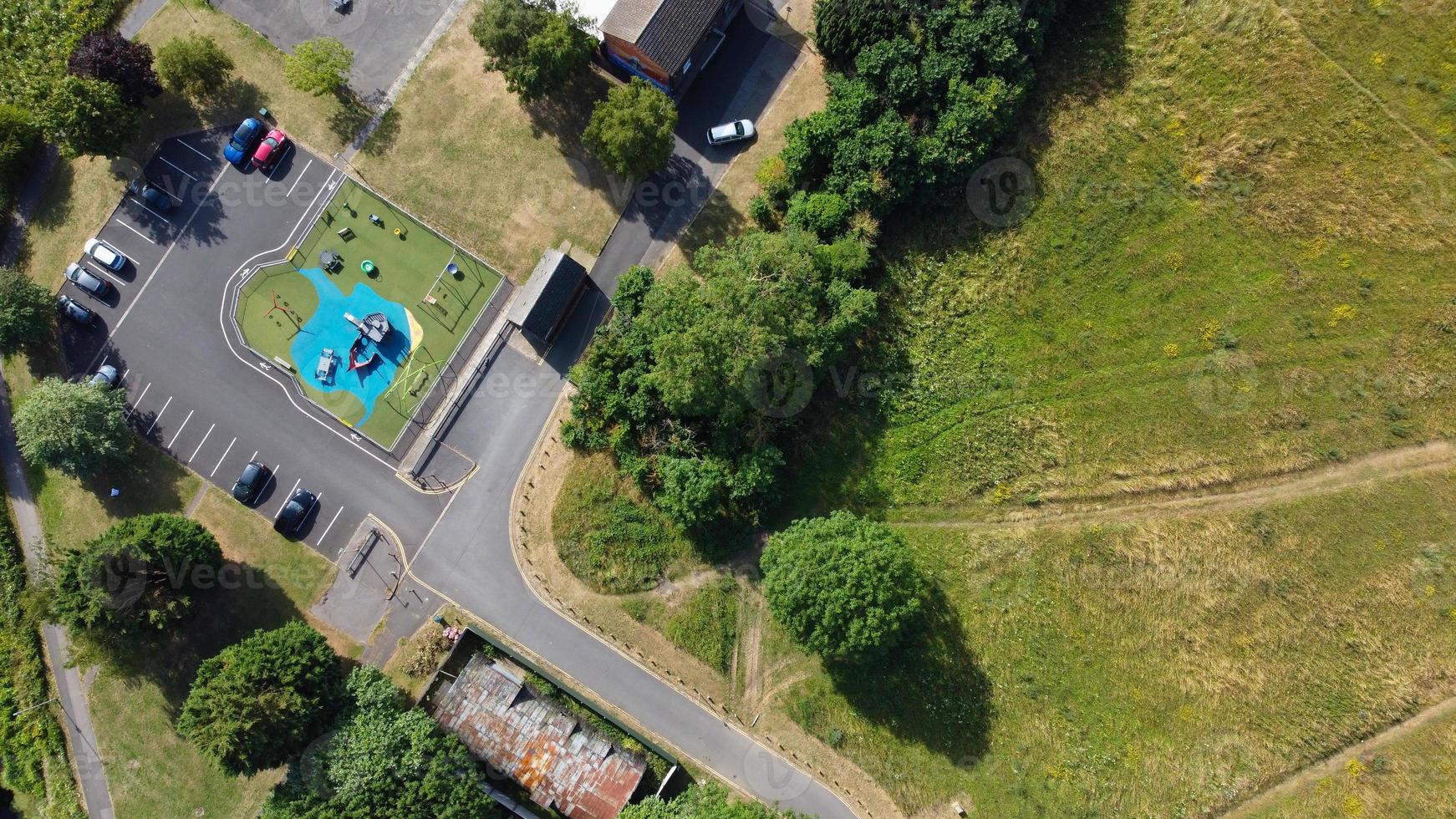 hoge hoek beeldmateriaal huizen en gebouwen in london luton town en luchtfoto van treinstation van leagrave foto