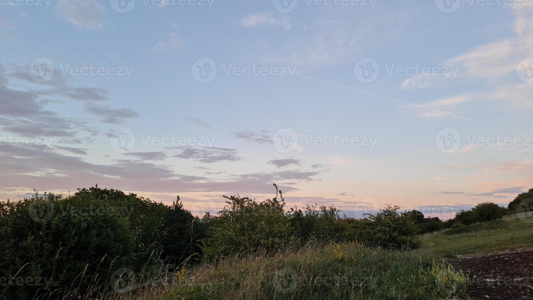 mooie en kleurrijke zonsondergang met wolken aan de hemel foto