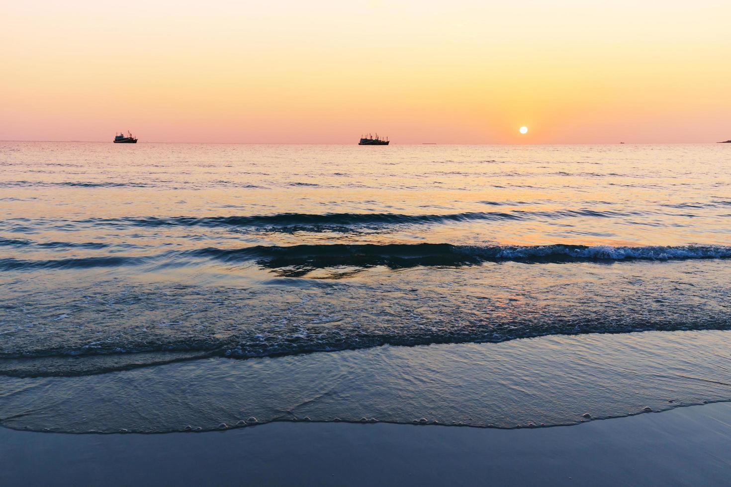 strand in zonsondergang foto