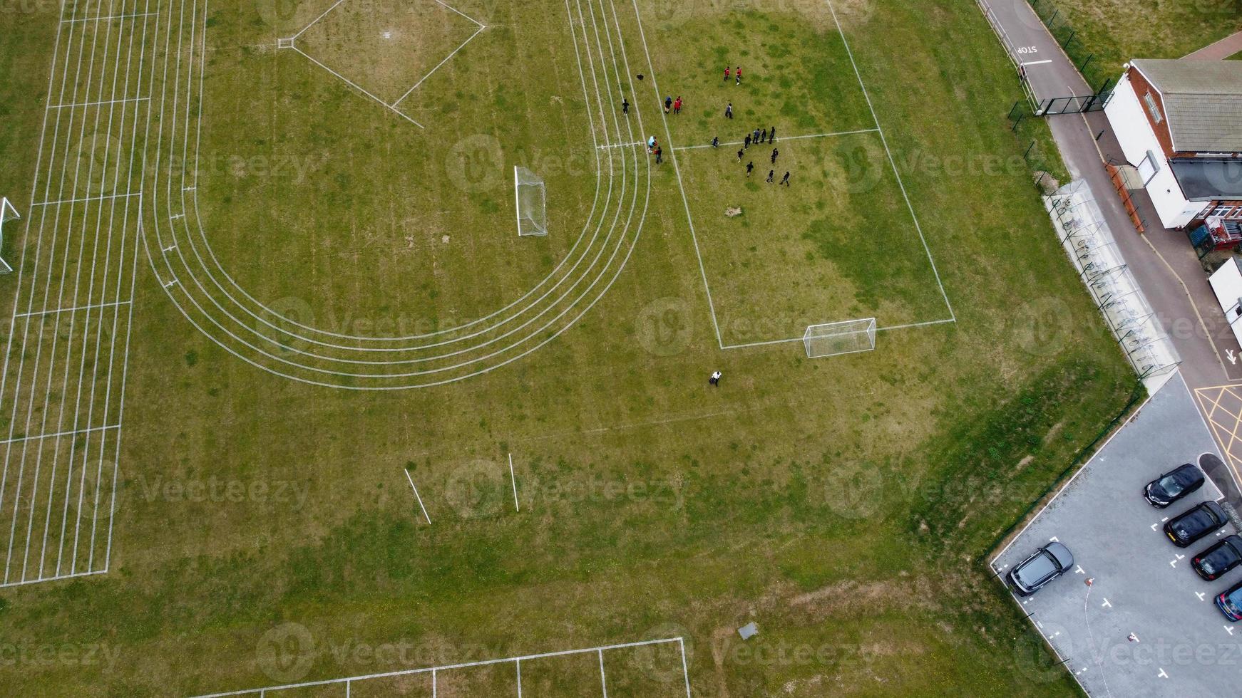 een luchtopname en een hoge kijkhoek van de speelplaats van een middelbare school van jongens in de stad Luton in Engeland, Britse snelwegen en snelwegen foto