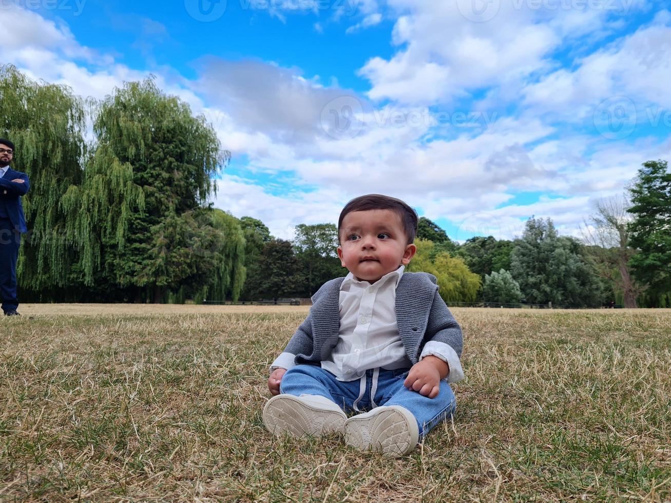 schattige kleine baby baby poseert in een plaatselijk openbaar park in de stad Luton in Engeland foto