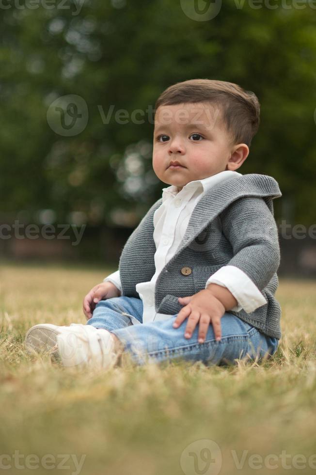 schattige kleine baby baby poseert in een plaatselijk openbaar park in de stad Luton in Engeland foto